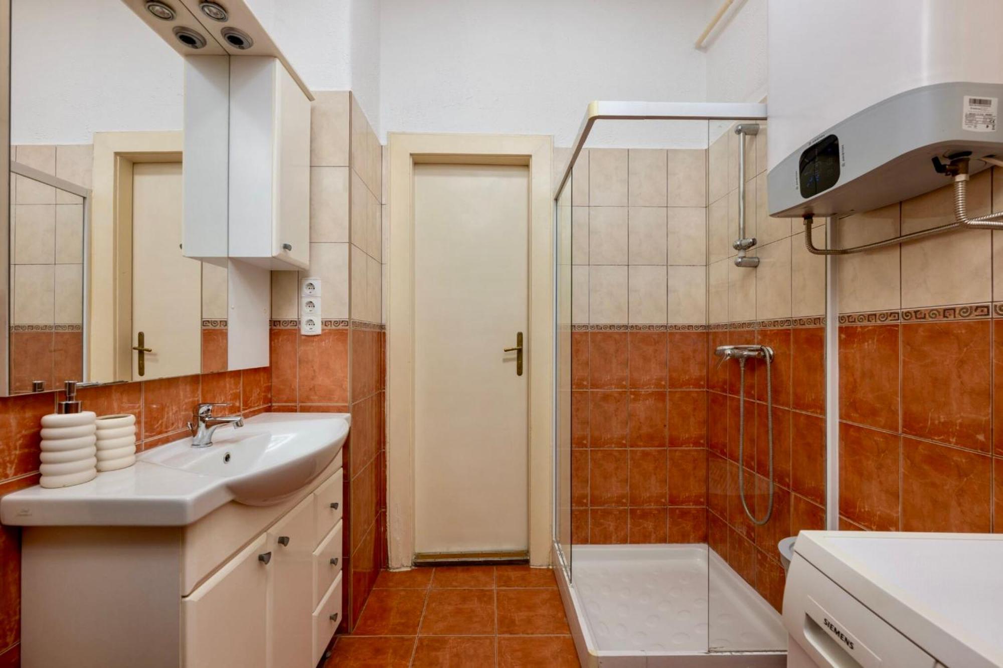 Family With Free Parking Apartman